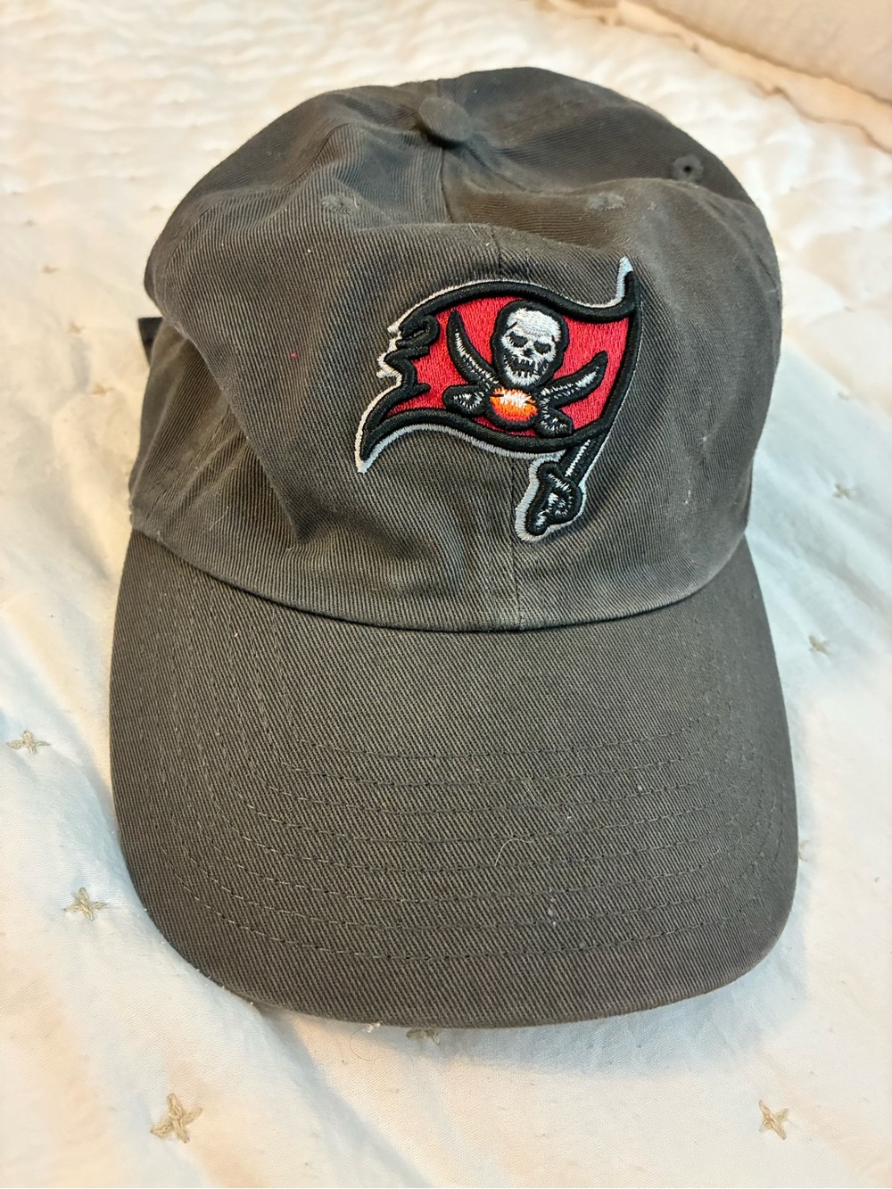 Tampa Bay Buccaneers 47 Gray Baseball Cap with Team Flag Patch